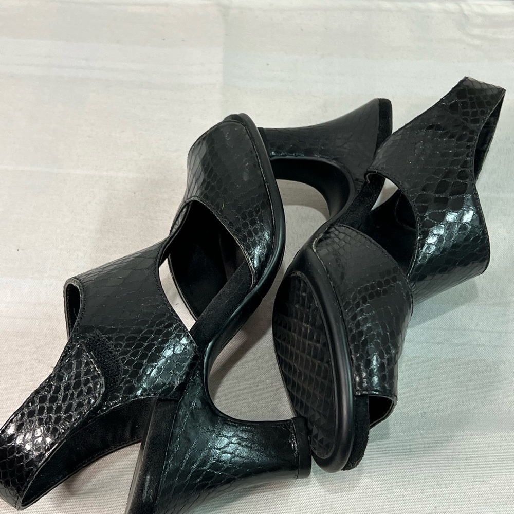 Aerosoles black vegan leather Ginerator snake embossed sandals size 6 - Picture 6 of 12